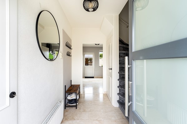 Foto - Te koop: Ruime 2-onder-1-kapwoning met dubbele garage, eigen oprit en fijne tuin